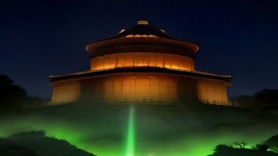 91直播户外区主播在城市街头边走边直播，夜晚霓虹灯背景，画面生动有临场感